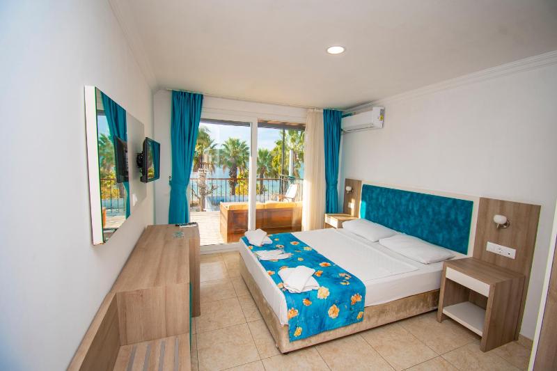 Deluxe Double Room with Sea View image 4