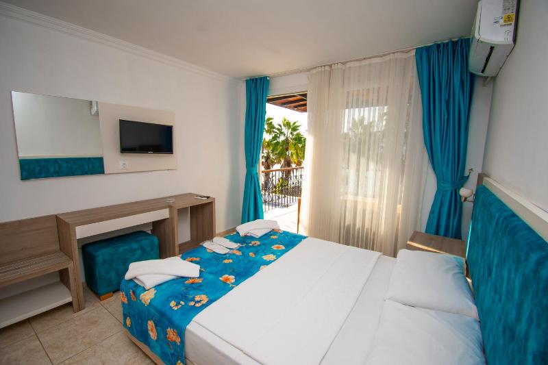 Deluxe Double Room with Sea View image 3
