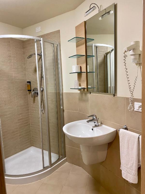 Triple Room with Lake View image 2