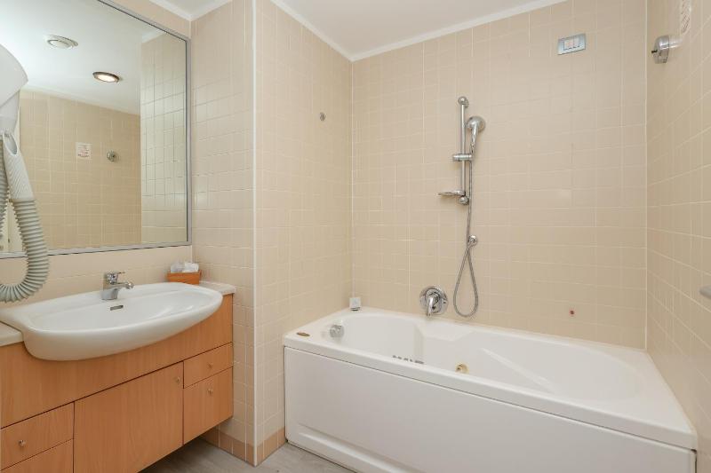 Deluxe Double Room with Bath image 3