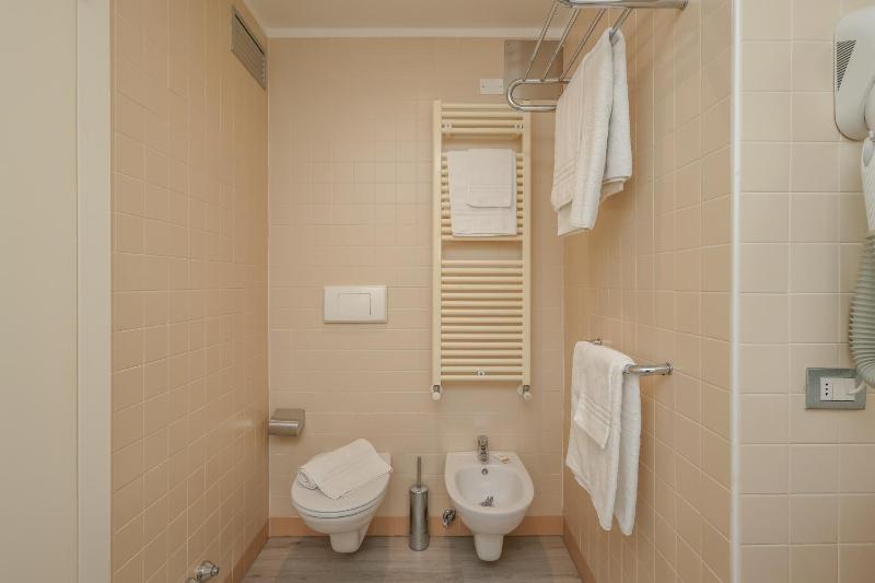 Deluxe Double Room with Bath image 2