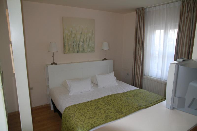 Standard Double Room image 3