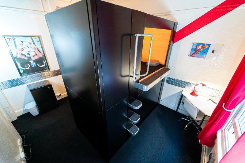 Single Bed in 2 Bed Female Capsule Room image 4