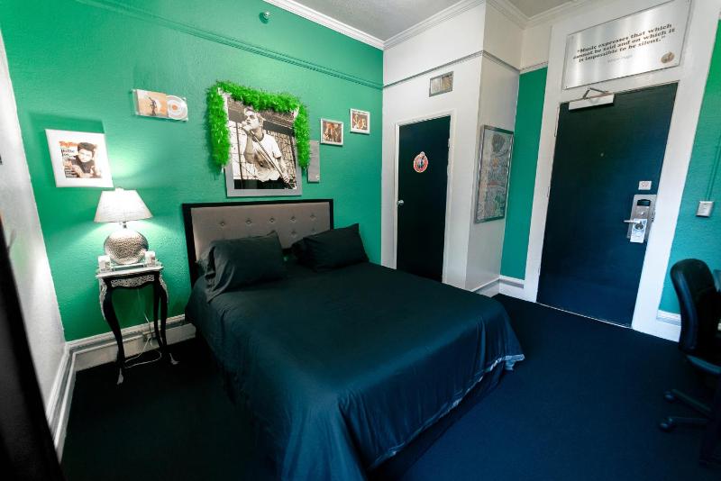 Green Day Room with Shared Bathroom image 3