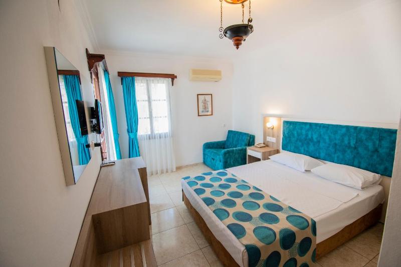 Standard Double or Twin Room with Sea View image 4