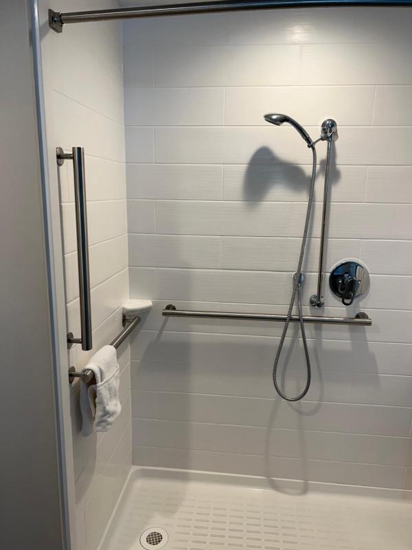 Standard King Room with Mobility Accessible Tub image 4