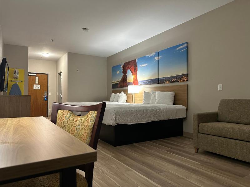 Deluxe Queen Room with Two Queen Beds - Non-Smoking image 2