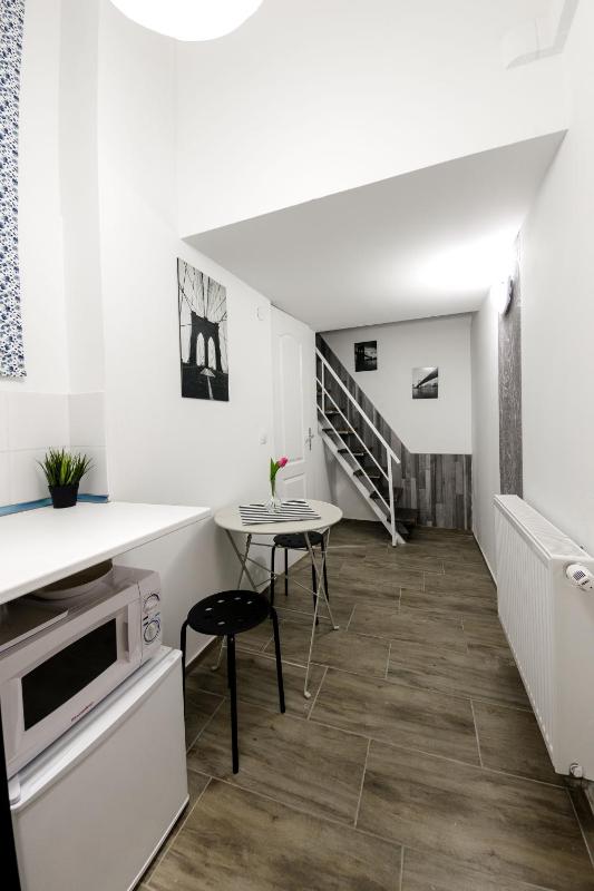 Rio's Stylish Central Flats - image 3