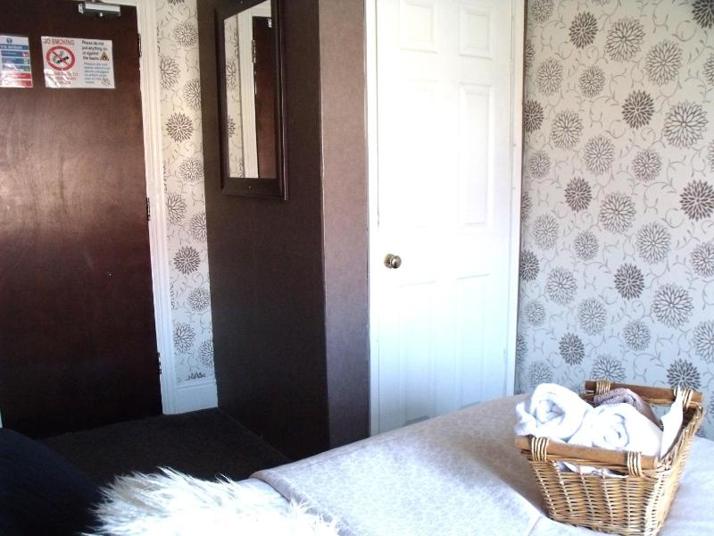Budget Double Room image 3