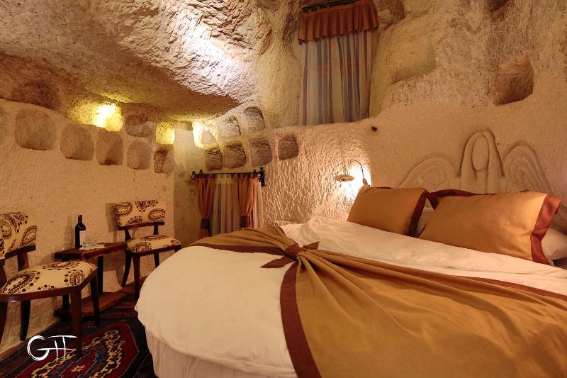 Deluxe Cave Room image 4