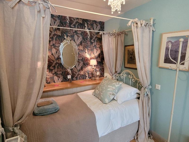 Superior Triple Room image 4