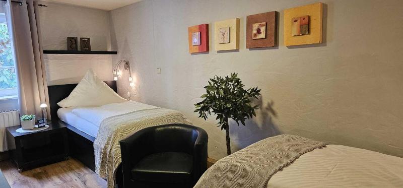 Twin Room with Private Bathroom image 3