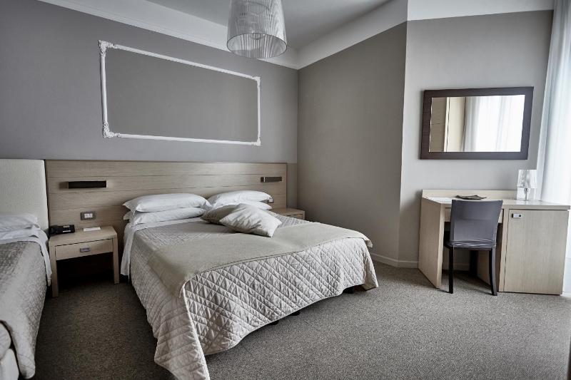 Deluxe Triple Room with Sea View image 3