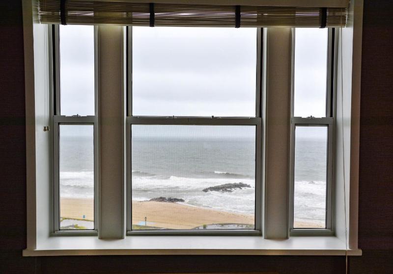 Standard King Room with Ocean View image 4
