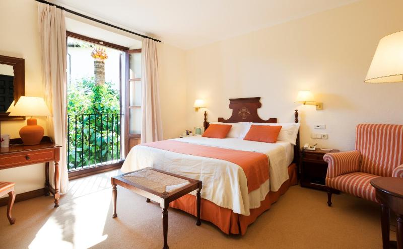 Classic Double or Twin Room image 4