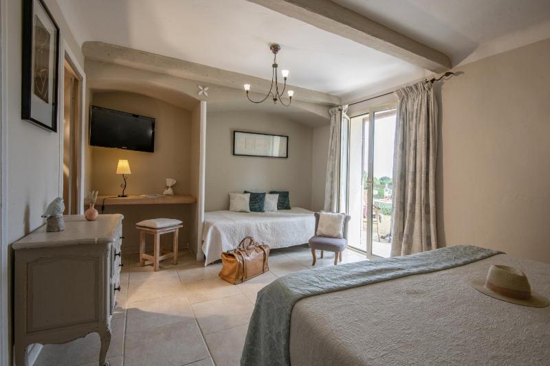 Deluxe Family Room image 4