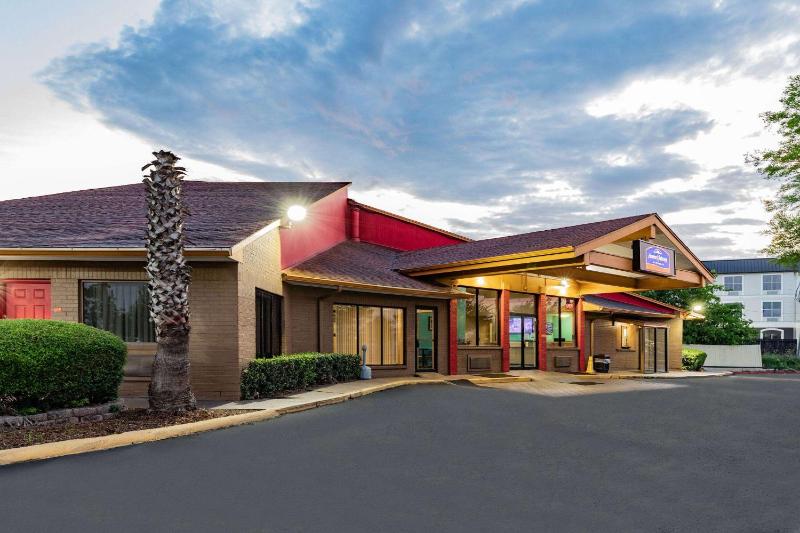 Howard Johnson by Wyndham Houston Hobby Airport - image 32