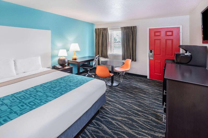 Howard Johnson by Wyndham Houston Hobby Airport - image 35