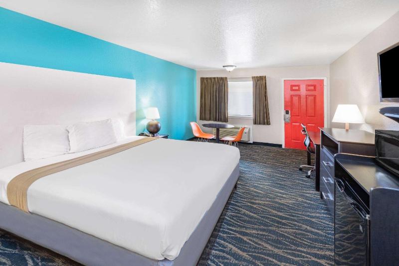 Howard Johnson by Wyndham Houston Hobby Airport - image 37