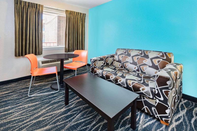 Howard Johnson by Wyndham Houston Hobby Airport - image 41