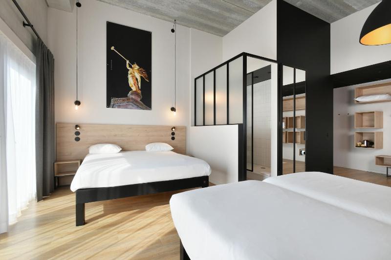 Standard Room with One Double Bed and Two Single Beds image 3