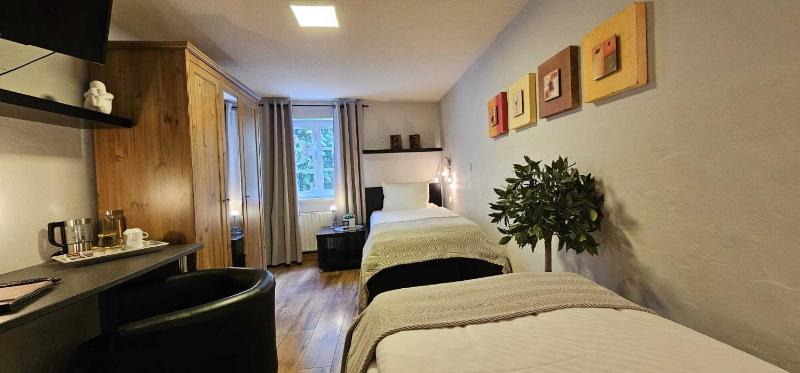 Twin Room with Private Bathroom image 4