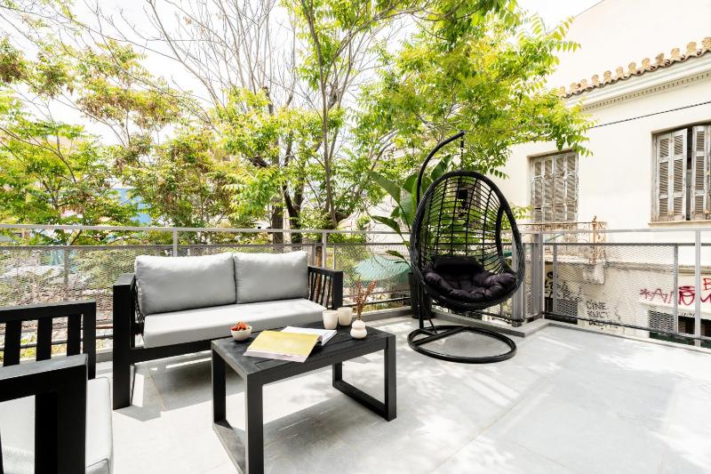 Deluxe Double Room with Balcony image 2