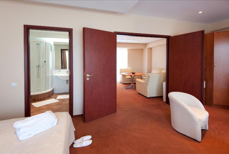 Junior Suite (2 Adults + 2 Children) image 1