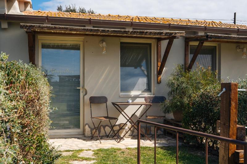Triple Room with Pool View image 2