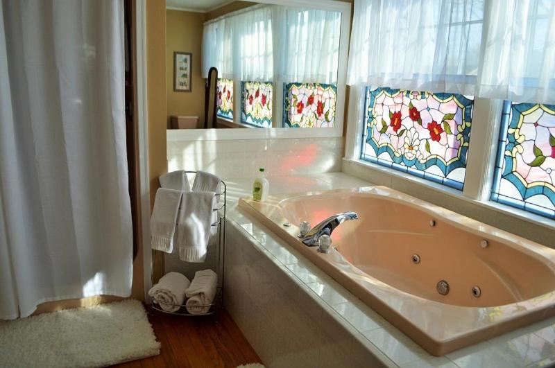 Deluxe Suite with Spa Bath image 3