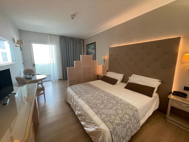 Junior Suite with Balcony image 1