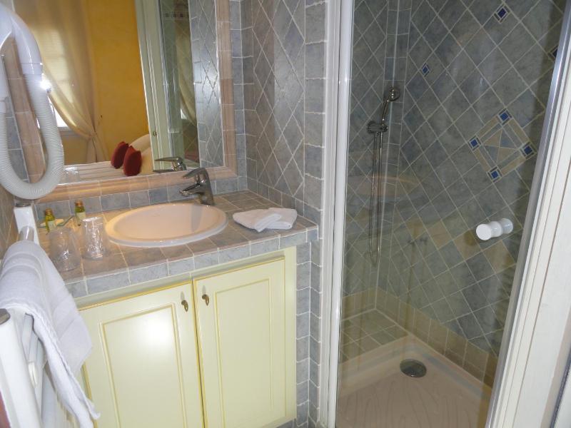 Double Room with Queen Bed and Sea View  image 4