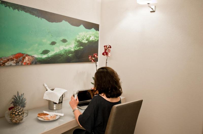 Deluxe Double or Twin Room with Sea View image 2