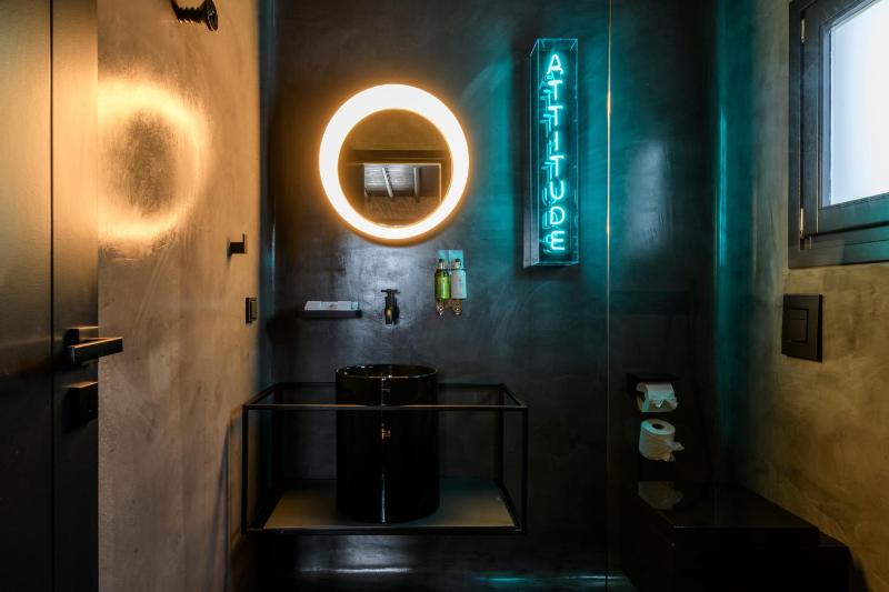 Deluxe Double Room image 4