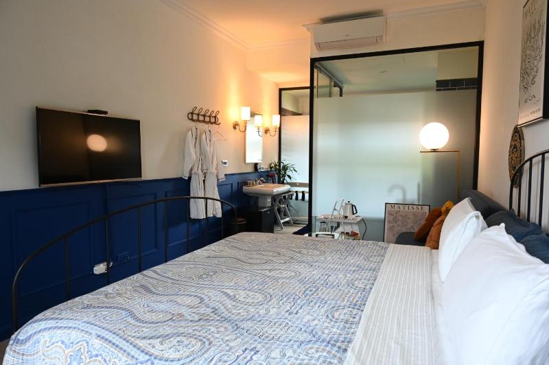 Noir Home - image 19