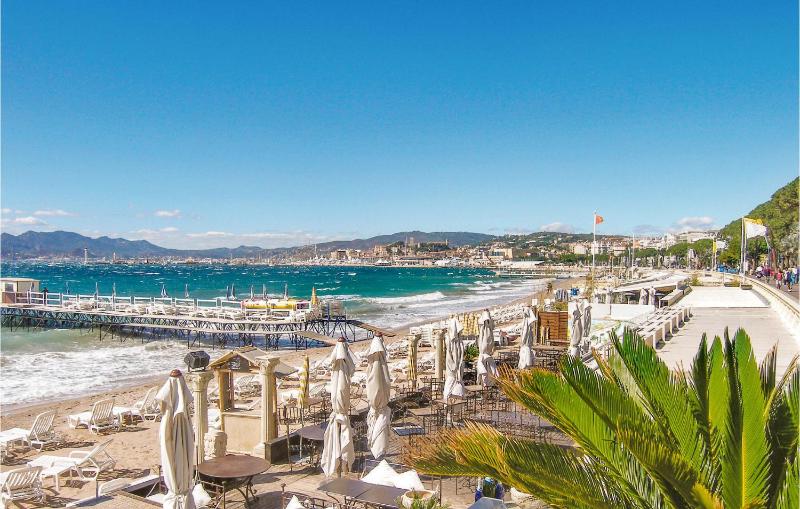 Gorgeous Apartment In Cannes With House Sea View - image 39
