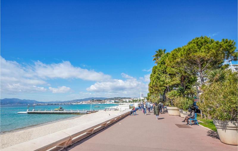 Gorgeous Apartment In Cannes With House Sea View - image 38