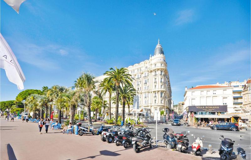 Gorgeous Apartment In Cannes With House Sea View - image 20