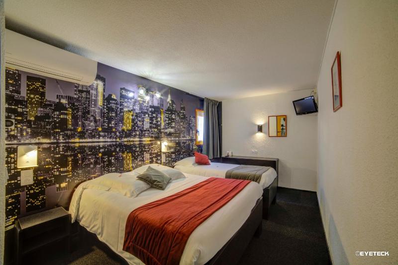 Triple Room with 1 Double Bed and 1 Single Bed image 2