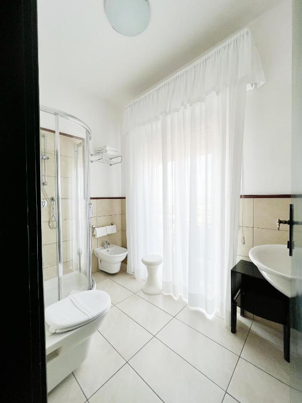 Deluxe Double Room with Sea View and Balcony image 1