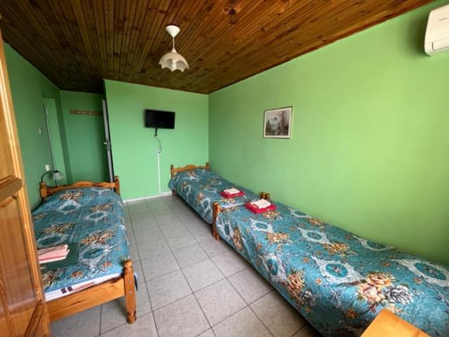 Standard Triple Room with Sea View image 4