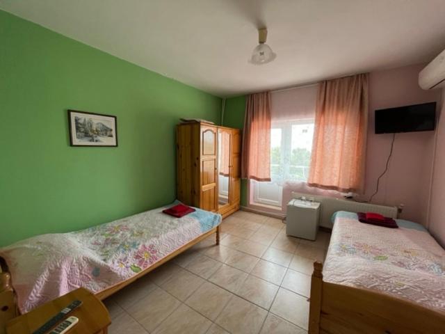 Twin Room image 4