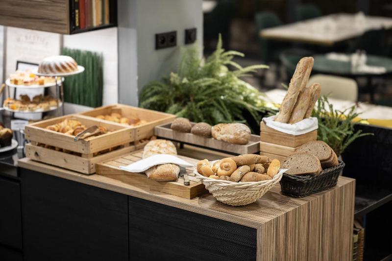 Classic Twin Room image 2