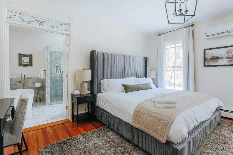 Standard King Room image 1