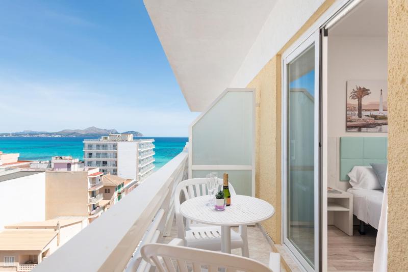 Double or Twin Room with Side Sea View image 3