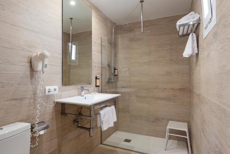 Deluxe Double Room with Balcony and Sea View image 2