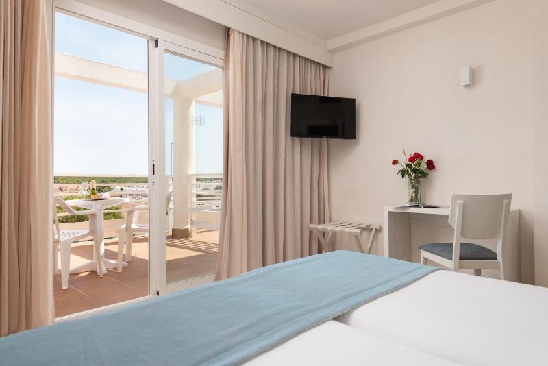 Deluxe Double Room with Balcony and Sea View image 3