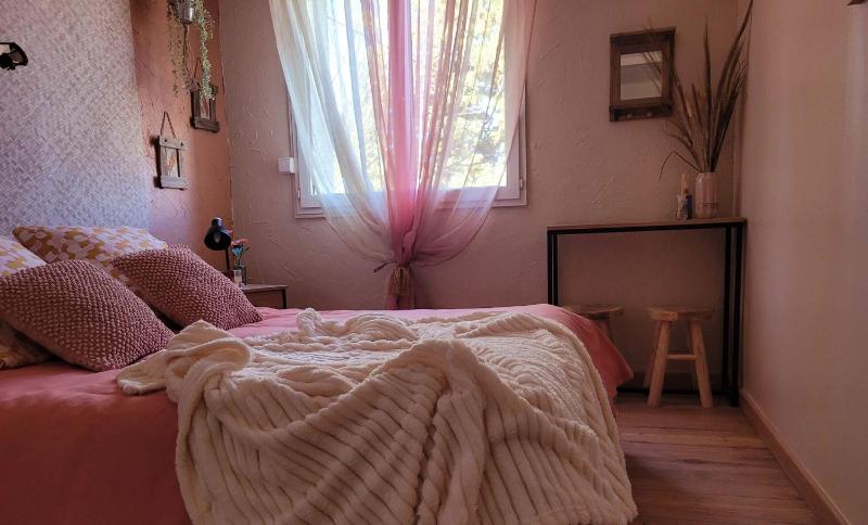 Standard Double Room image 4
