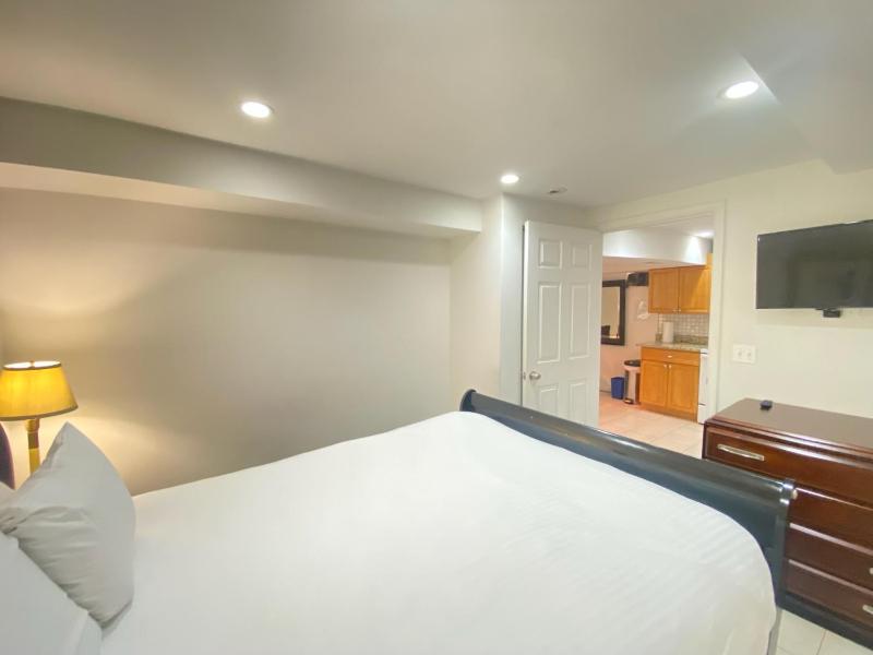 COMFY Basement Home 2 Bdrm1Den 3Queen Beds - image 6