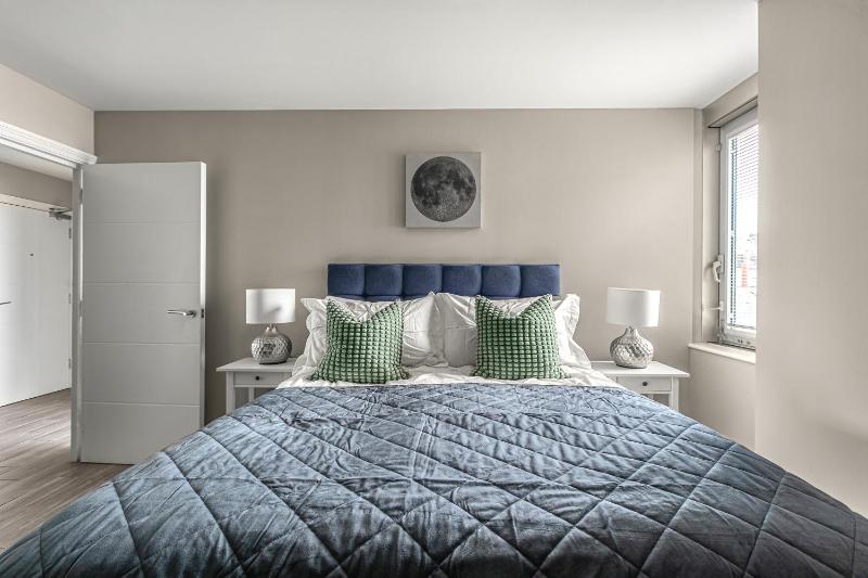 Airhost's Brighton's Best Green Diamond Escape with Sea Views - image 15
